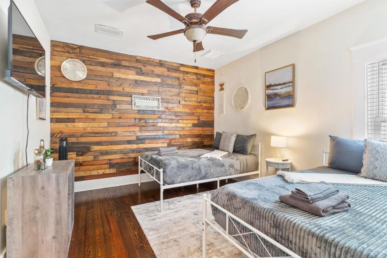 Four Different Options At One Great Location-- 1 - Spacious 3 Bed 2 Bath House Or 2- 2Nd Floor 2 Bed 1 Bath Guesthouse Or 3- 1St Floor Studio Or 3- A Tiny Home Rv Tampa Bagian luar foto