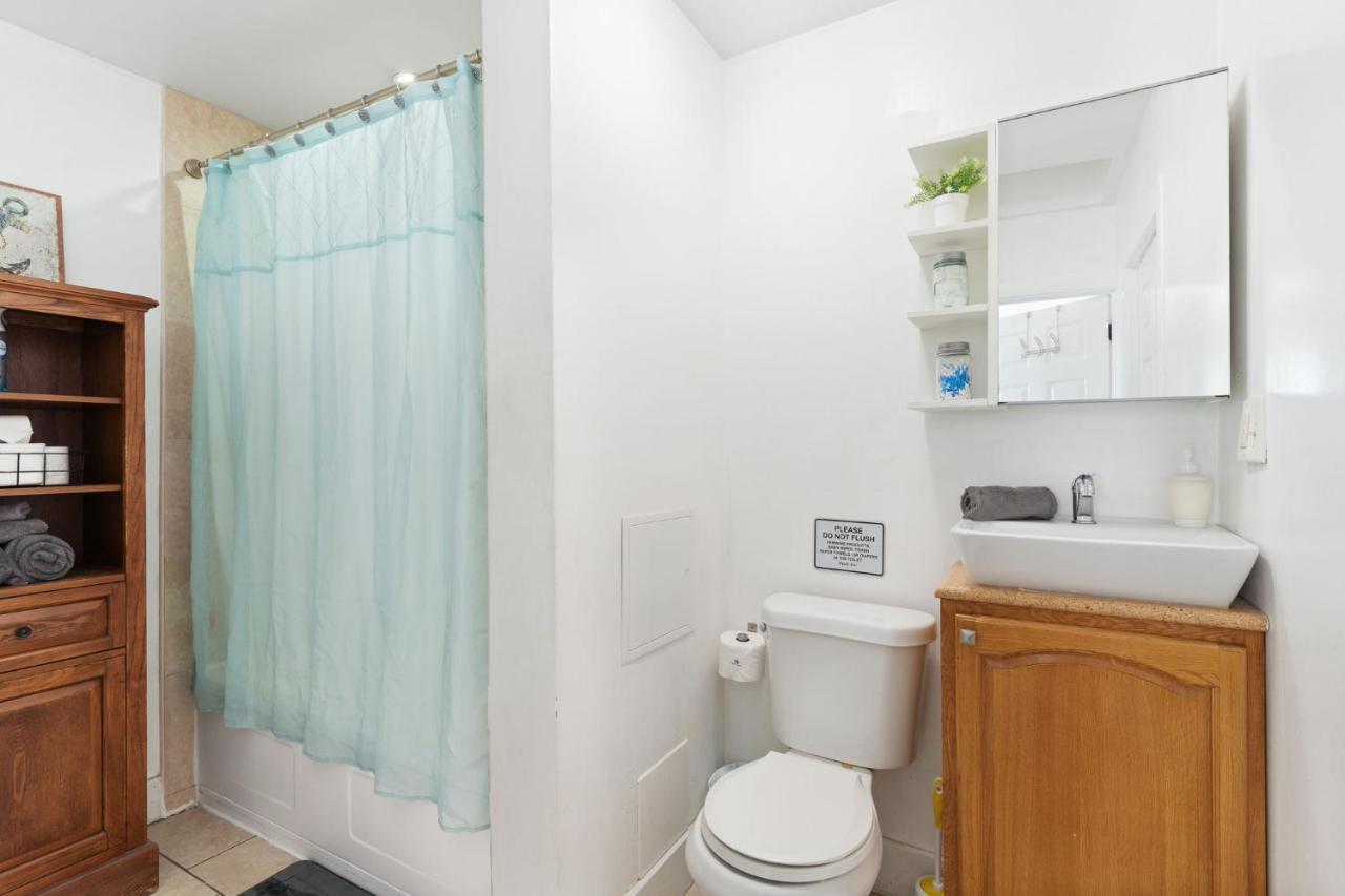 Four Different Options At One Great Location-- 1 - Spacious 3 Bed 2 Bath House Or 2- 2Nd Floor 2 Bed 1 Bath Guesthouse Or 3- 1St Floor Studio Or 3- A Tiny Home Rv Tampa Bagian luar foto