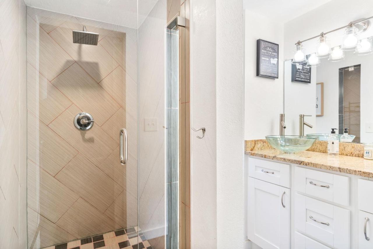 Four Different Options At One Great Location-- 1 - Spacious 3 Bed 2 Bath House Or 2- 2Nd Floor 2 Bed 1 Bath Guesthouse Or 3- 1St Floor Studio Or 3- A Tiny Home Rv Tampa Bagian luar foto