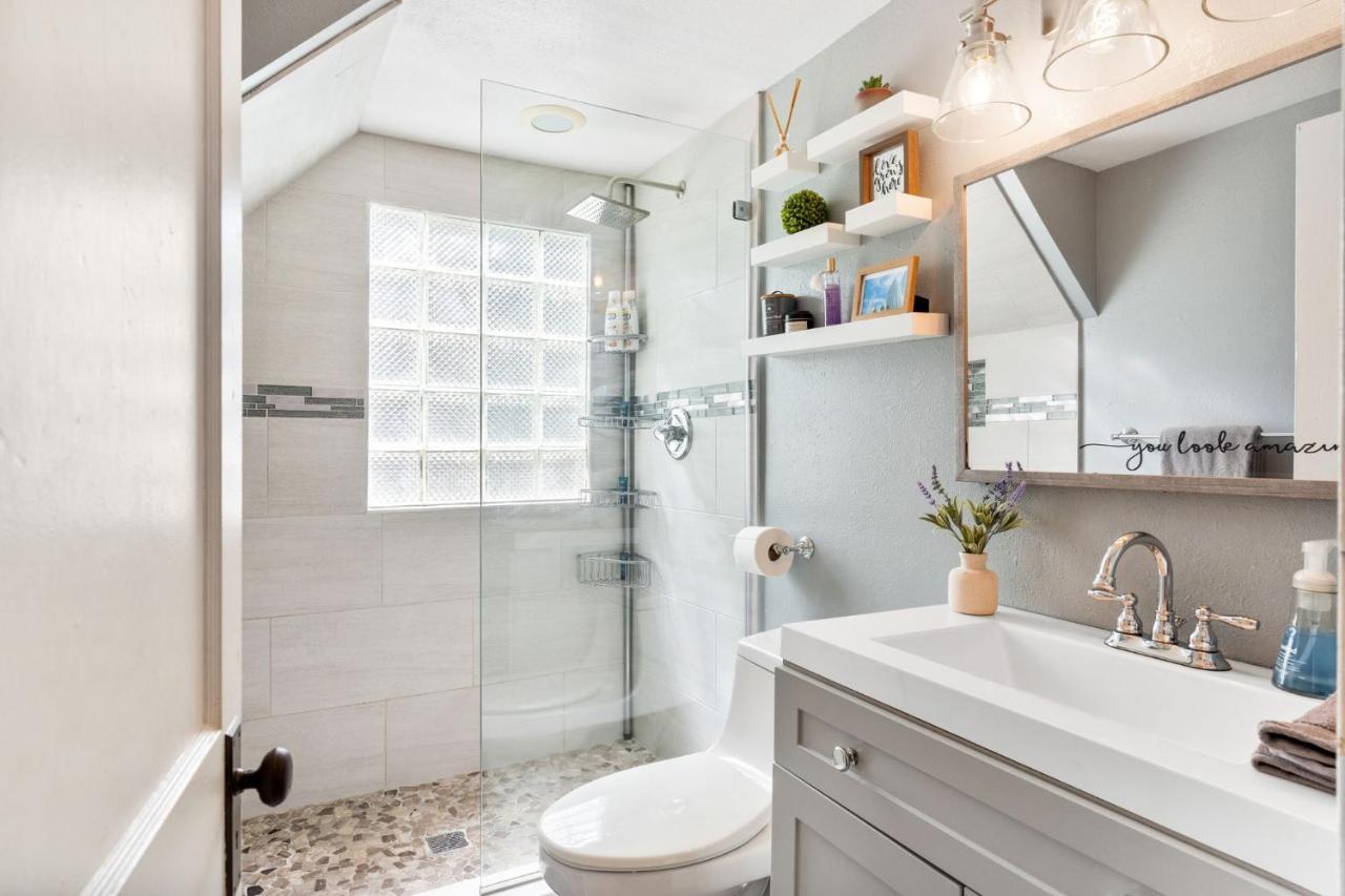 Four Different Options At One Great Location-- 1 - Spacious 3 Bed 2 Bath House Or 2- 2Nd Floor 2 Bed 1 Bath Guesthouse Or 3- 1St Floor Studio Or 3- A Tiny Home Rv Tampa Bagian luar foto